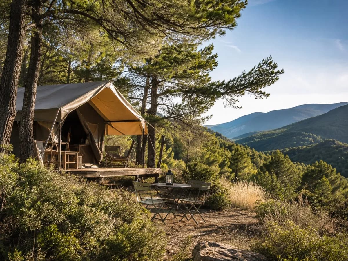 Tente en toile installée sous les pins dans un paysage provençal