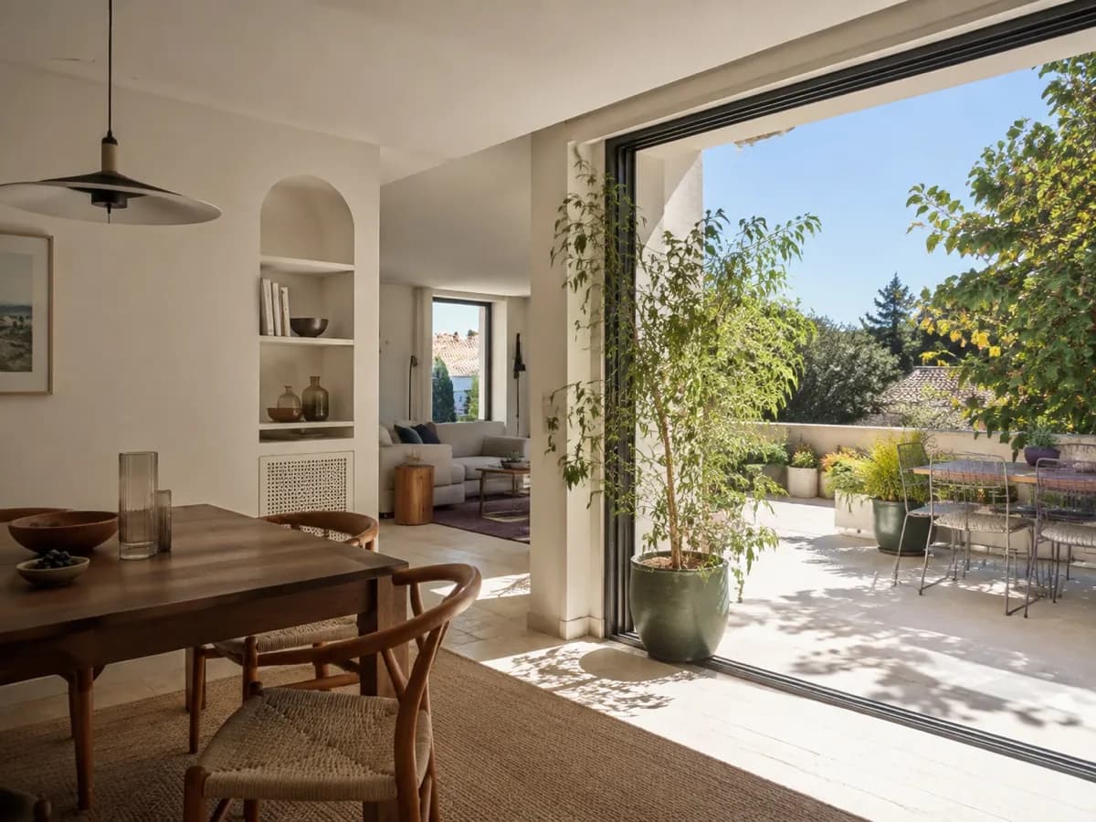 Appartement lumineux ouvert sur une terrasse arborée en Provence